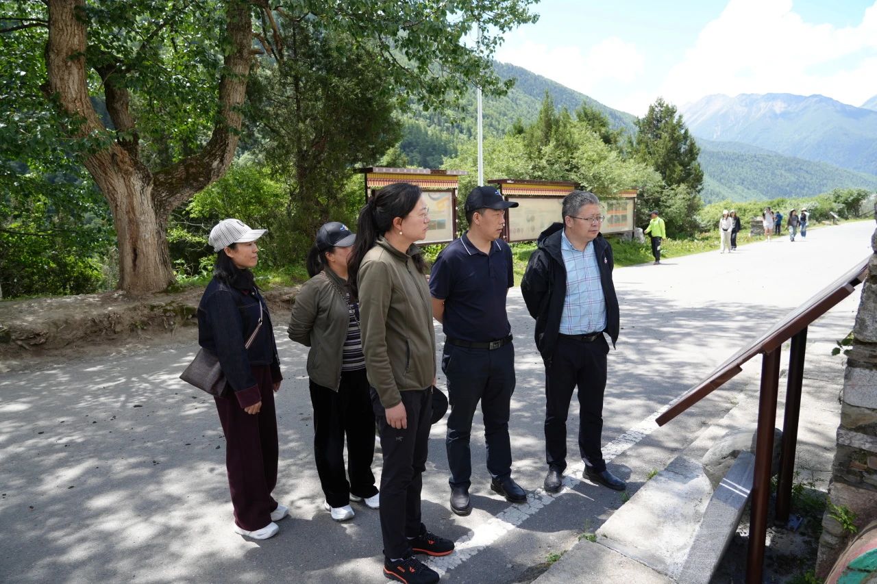 The Mt. Siguniang scenic area has taken multiple measures to solidly establish a tourism safety defense line during the summer vacation and flood season