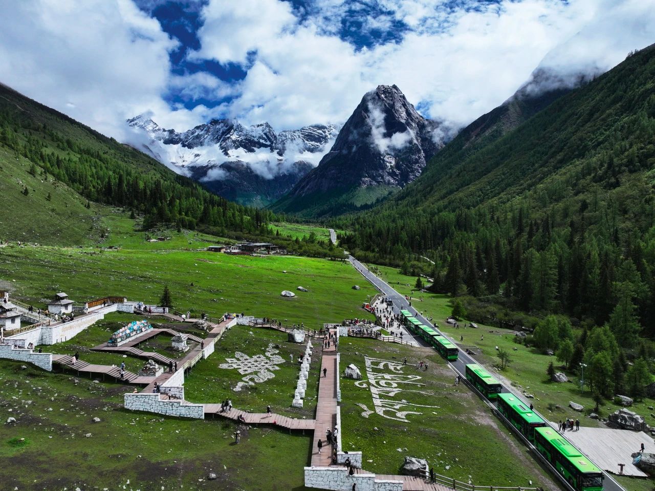 Mt. Siguniang Scenic Area sees over one million visitors | Inbound tourism surges by 190%, becoming a popular choice for summer vacation