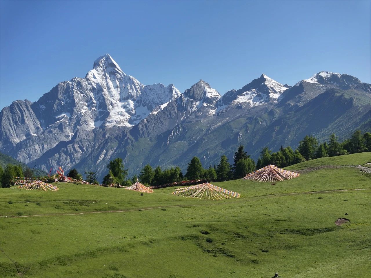 Mt. Siguniang Scenic Area Takes Multiple Measures to Cope with Peak Tourist Flow