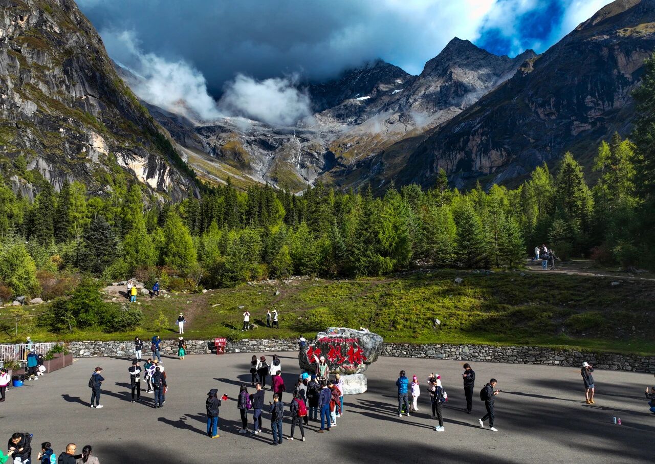 Mt. Siguniang Scenic Area achieved a complete success in receiving tourists during the National Day and Mid-Autumn Festival holidays in 2025