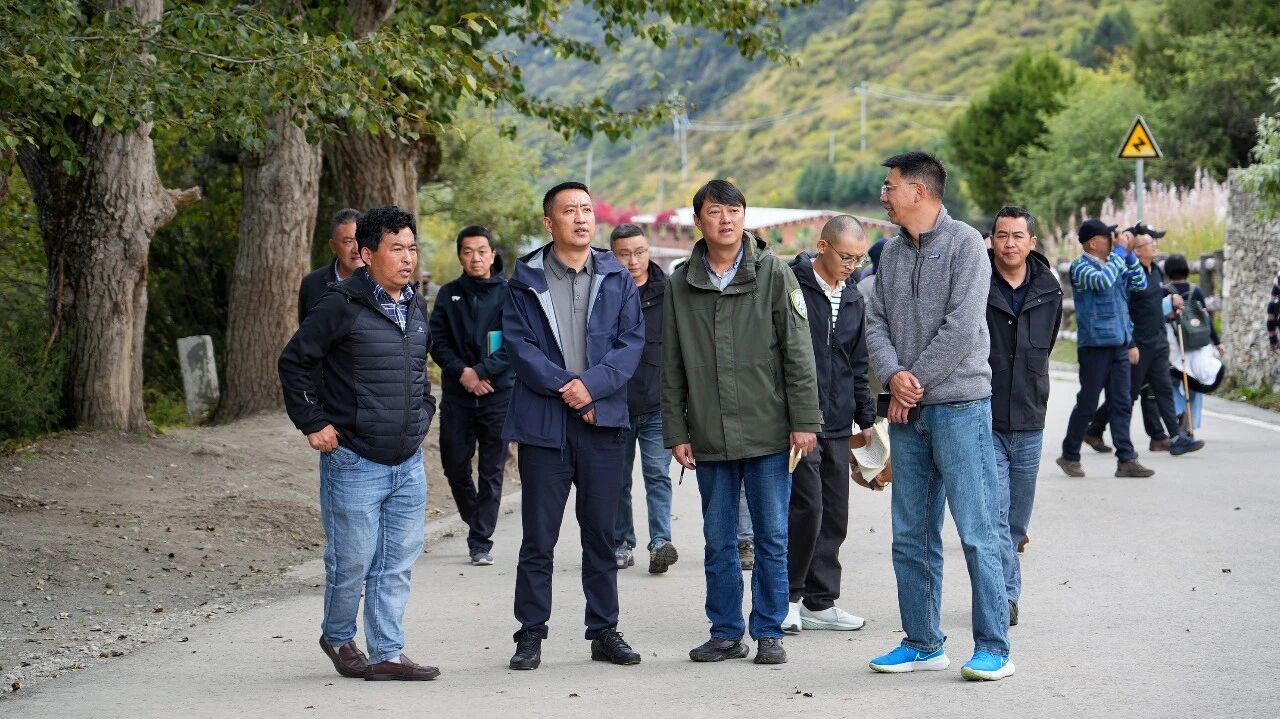 Zhao Shunyong conducted comprehensive research in the Mt. Siguniang scenic area