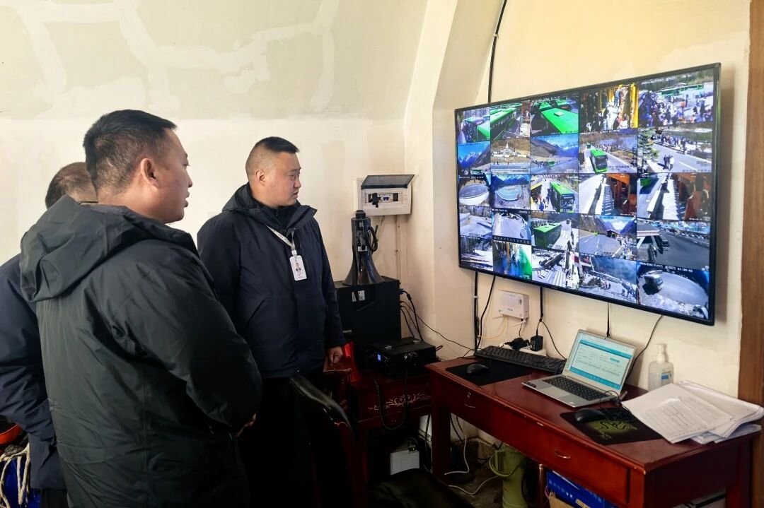 Warming the front line to ensure safety, supervising and ensuring smooth traffic in the Spring Festival - Zhao Shunyong, Director of Mt. Siguniang Nature Reserve Administration, conducted inspections and condolences in the front line of the scenic area