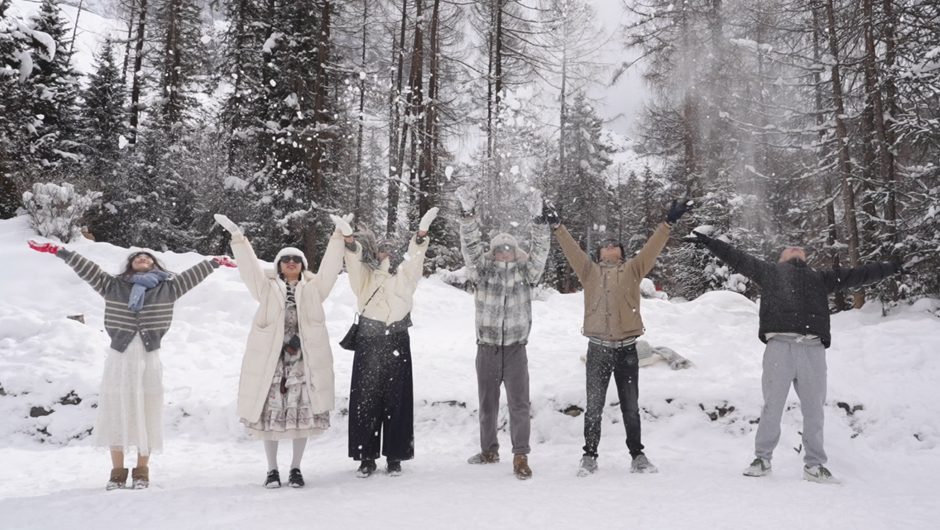 The Qingming holiday attracts tourists to encounter the beautiful spring snow scenery