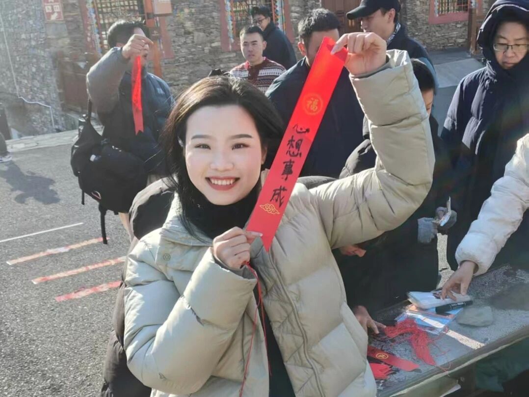 四姑娘山连续三日客流破万，初五雪山迎财秩序井然