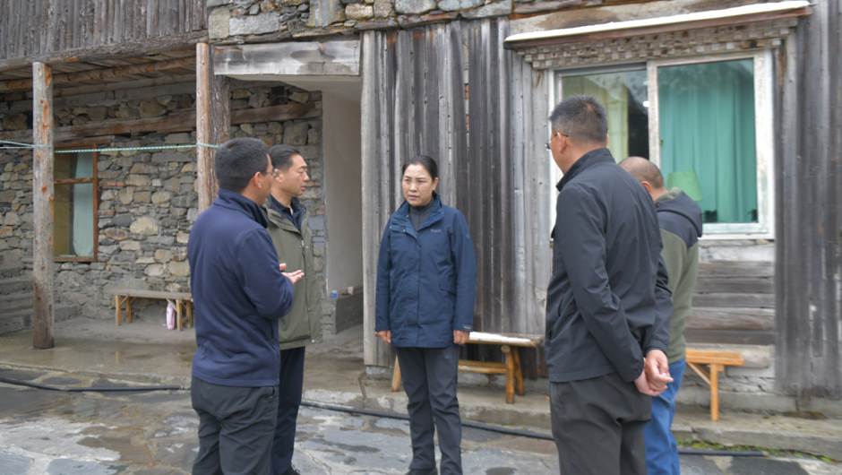 依当措到四姑娘山景区开展“五一”黄金周节前督导检查